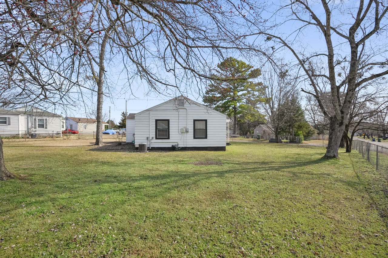 LARGE corner lot in Huntsville! New floors, new paint, renovated bathroom! Great Price!