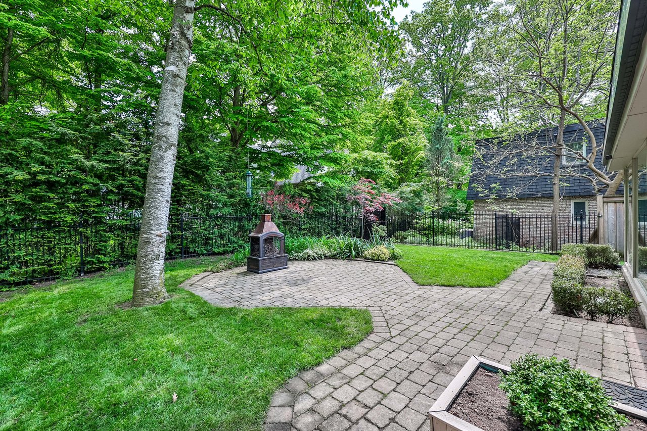 208 Mineola Rd W