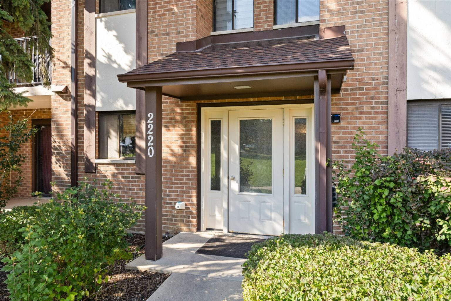 Top-Floor Corner Condo in Piers II, Woodridge