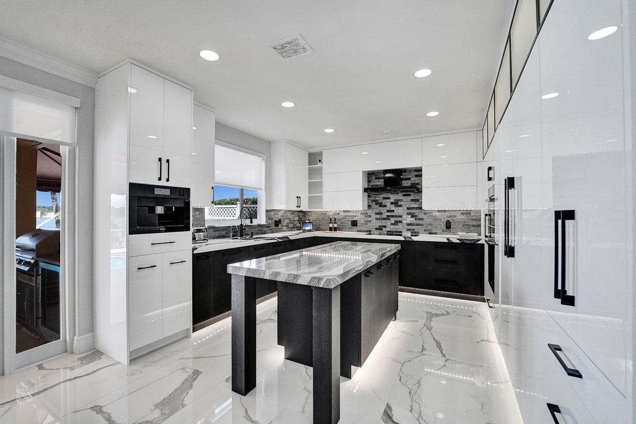 949 Crestview Cir