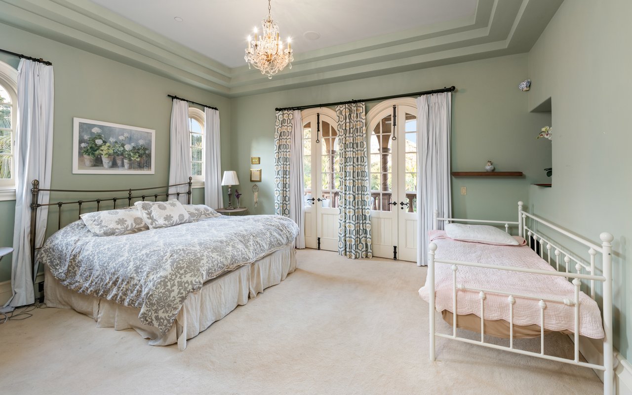 2733 Sycamore Canyon Rd