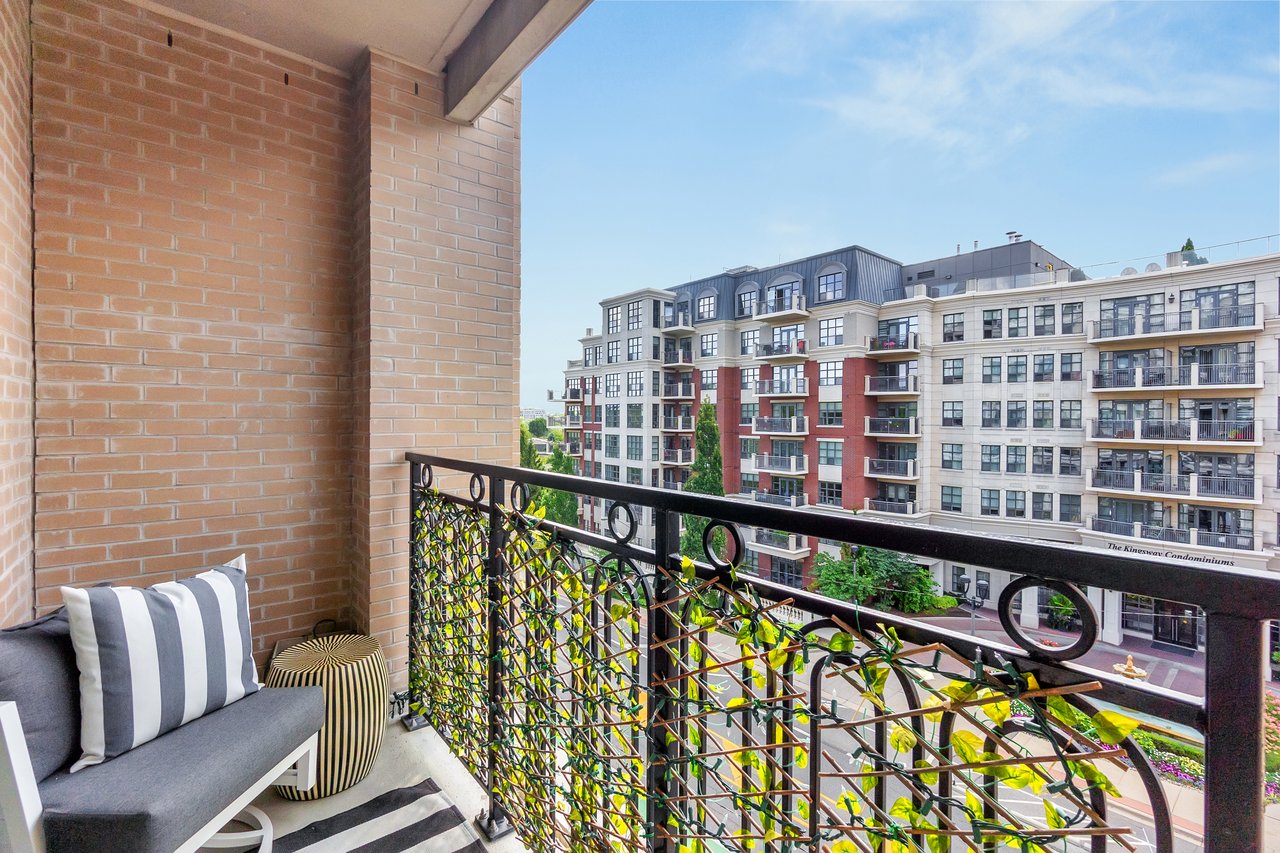 4 The Kingsway #404, Toronto Ontario