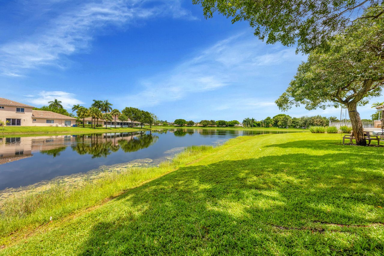 Lakefront Townhouse in Pembroke Pines