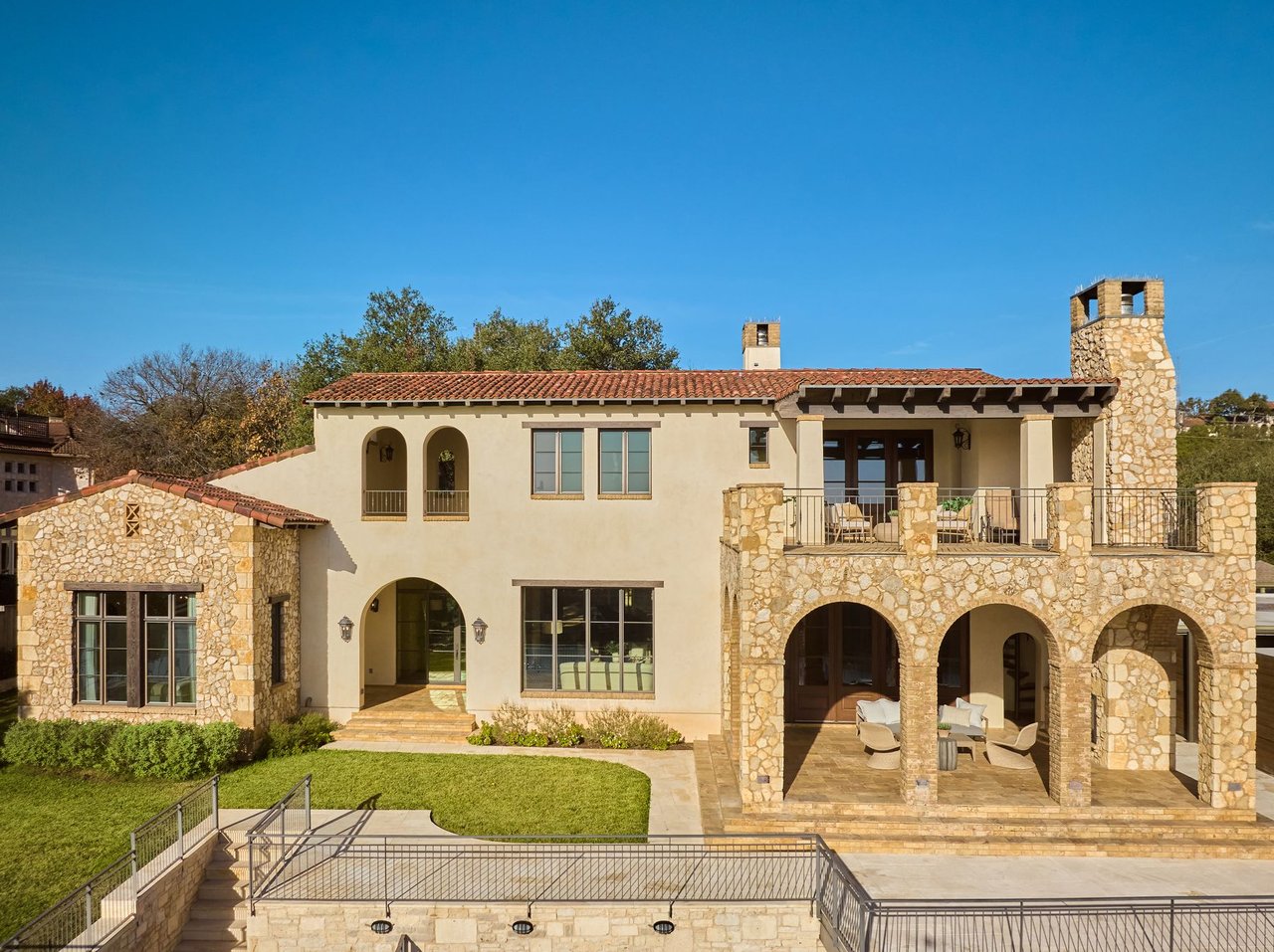 LAKESHORE HORIZON: WATERFRONT VILLA WITH LAKE & CITY VIEWS