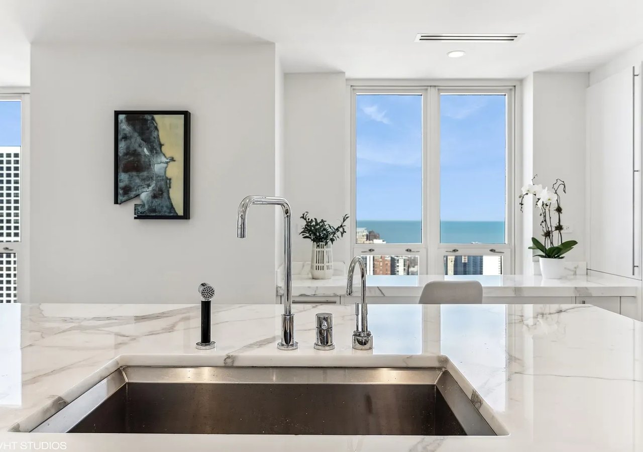 11 E Walton St APT 4202