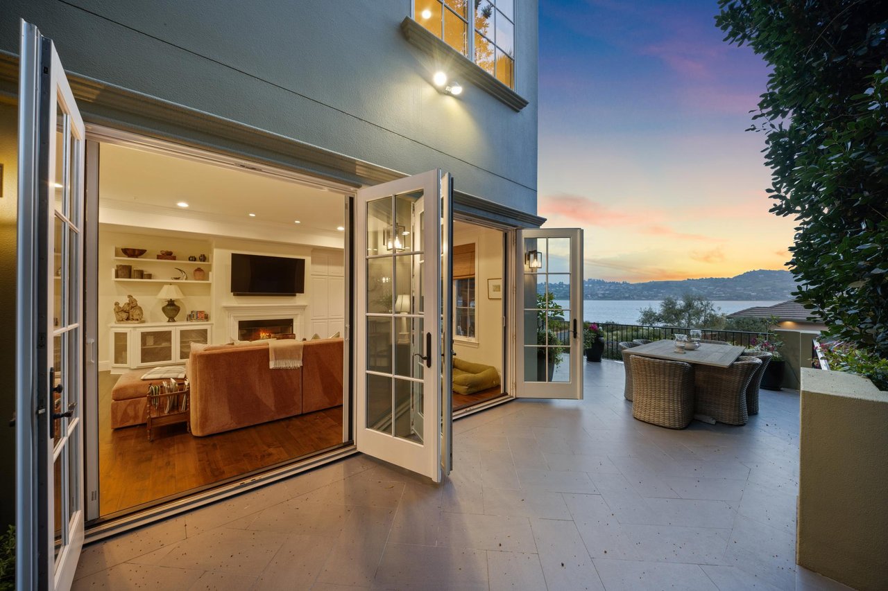 Strawberry Point Retreat with Exceptional Bay Views