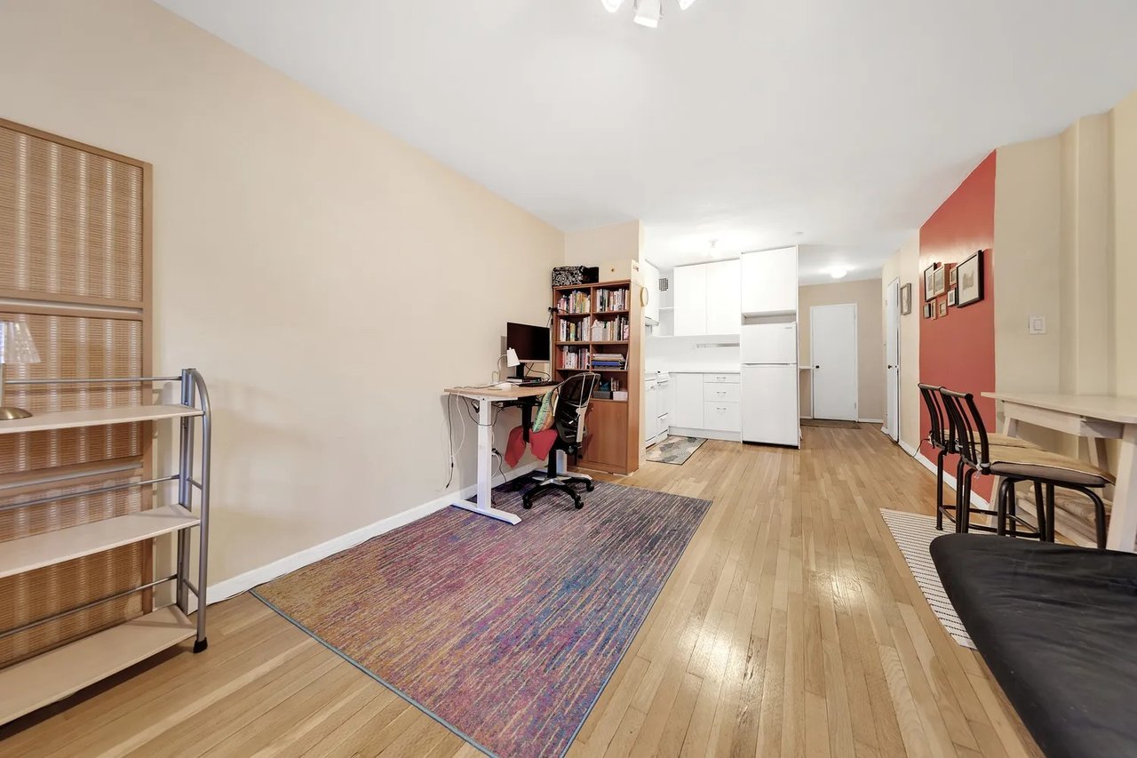 229 E 28th St #5C
