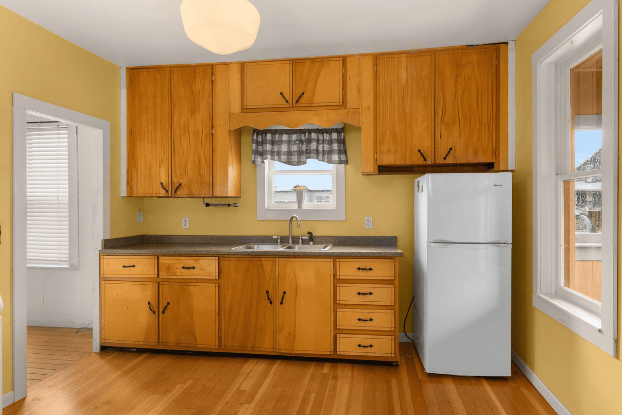 *SOLD* Just Listed In Roslyn