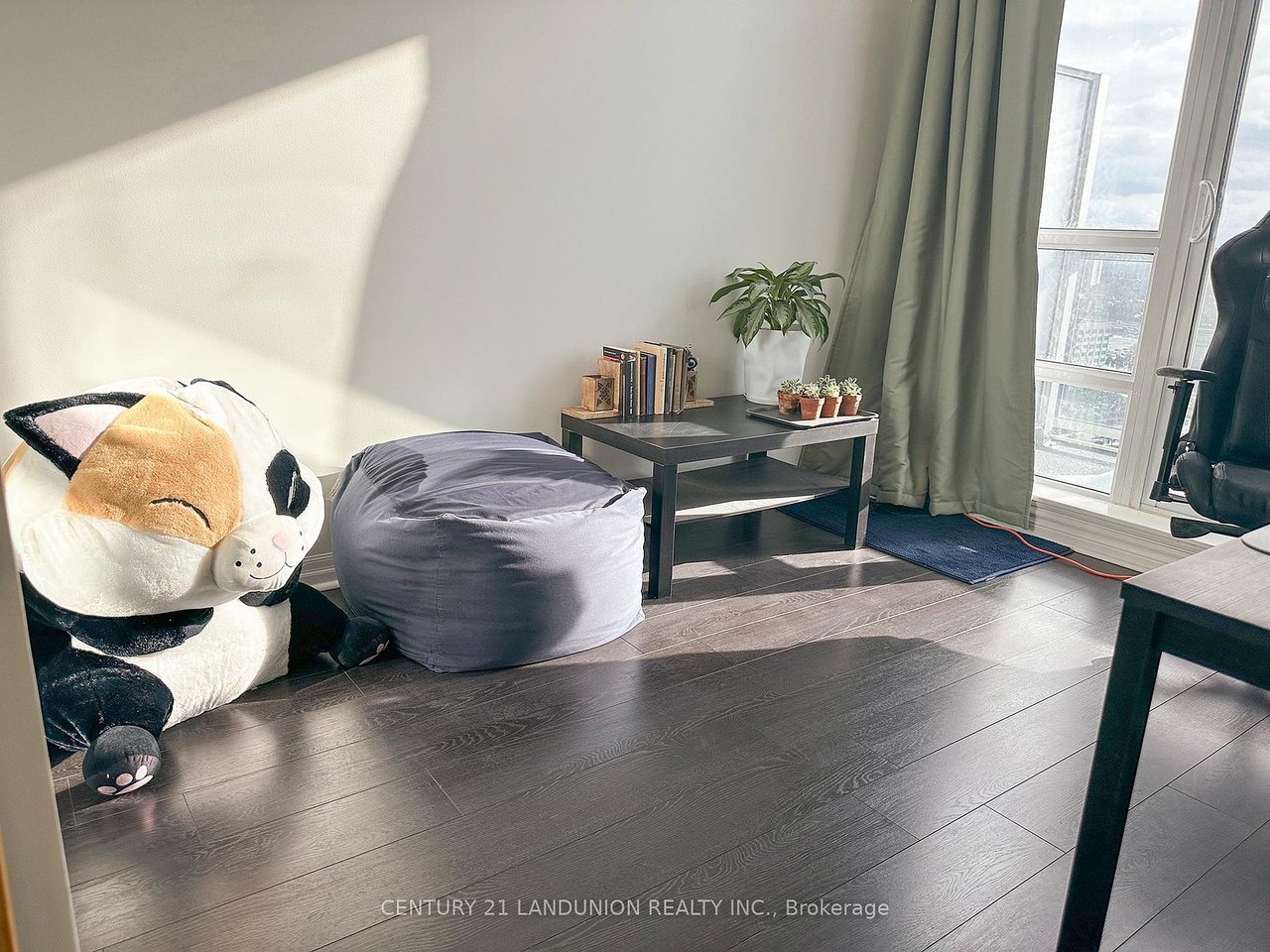 COZY PENTHOUSE LIVING