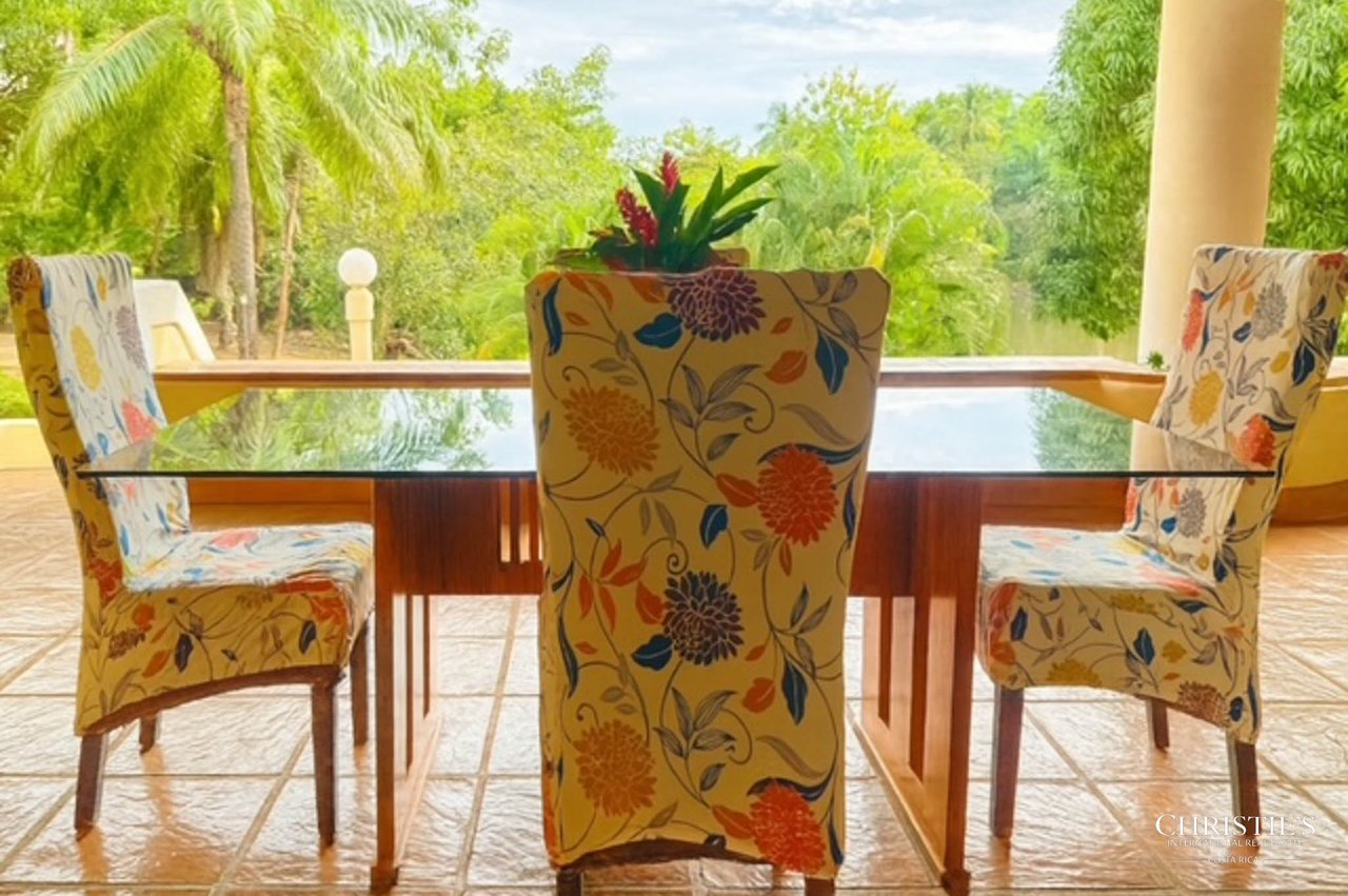 Tambor Cottage on the Pond