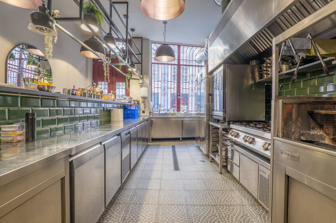 Prime Fine-Dining Restaurant Business Transfer (“Trespasse”) in Central Porto