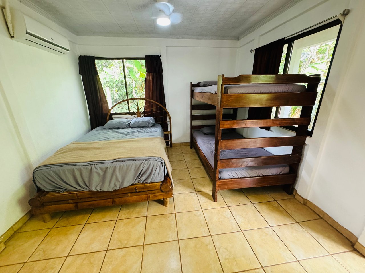Downtown Uvita Commercial Room Rentals with Restaurant