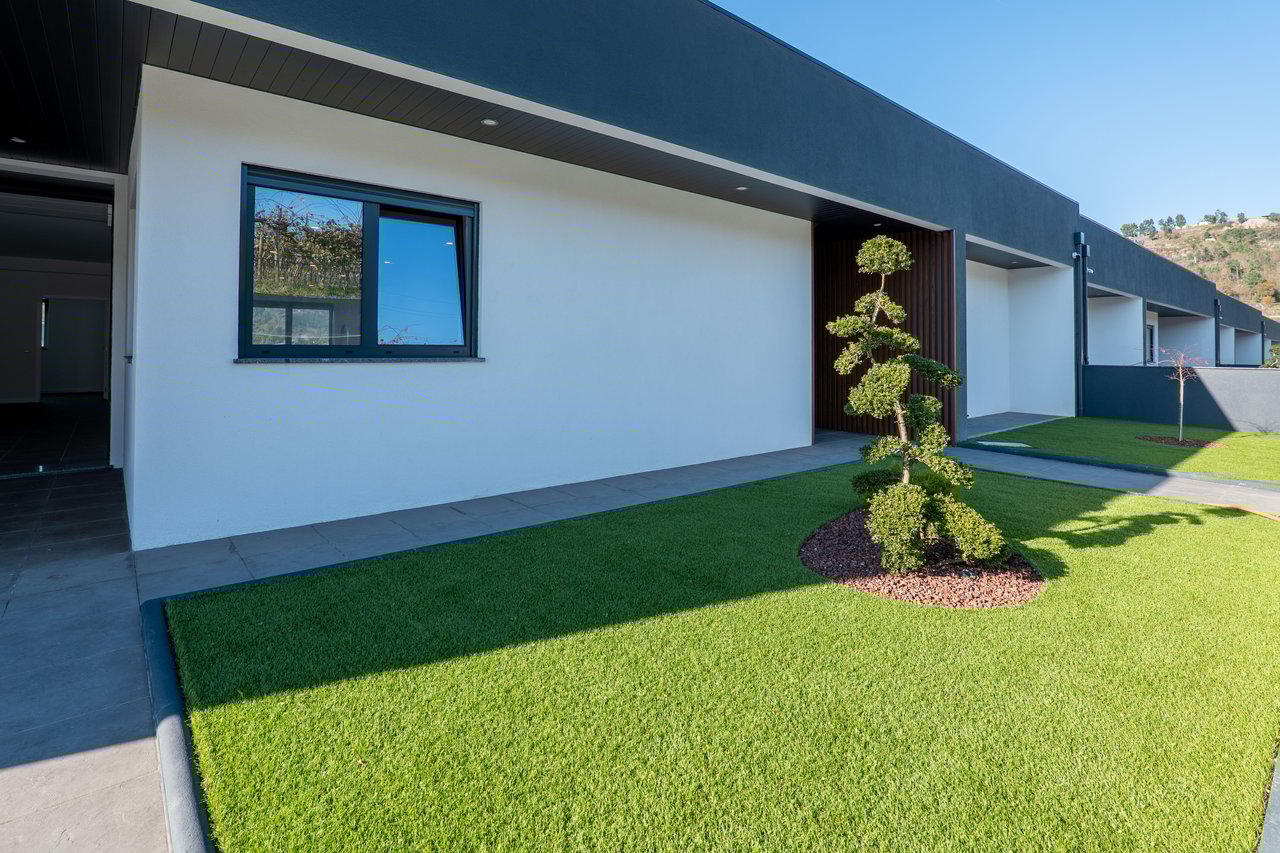  3-Bedroom Villa with Private Garage near Porto