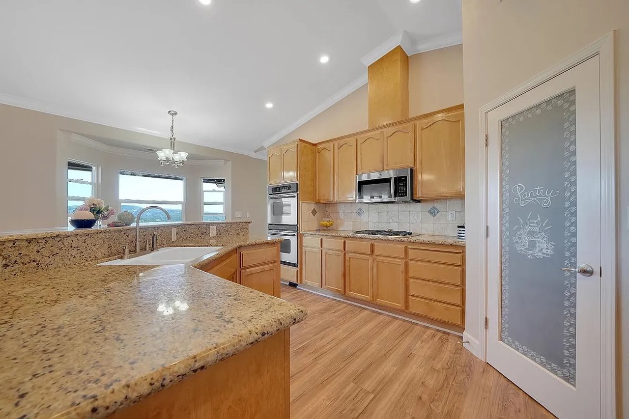 3221 Crestview Dr