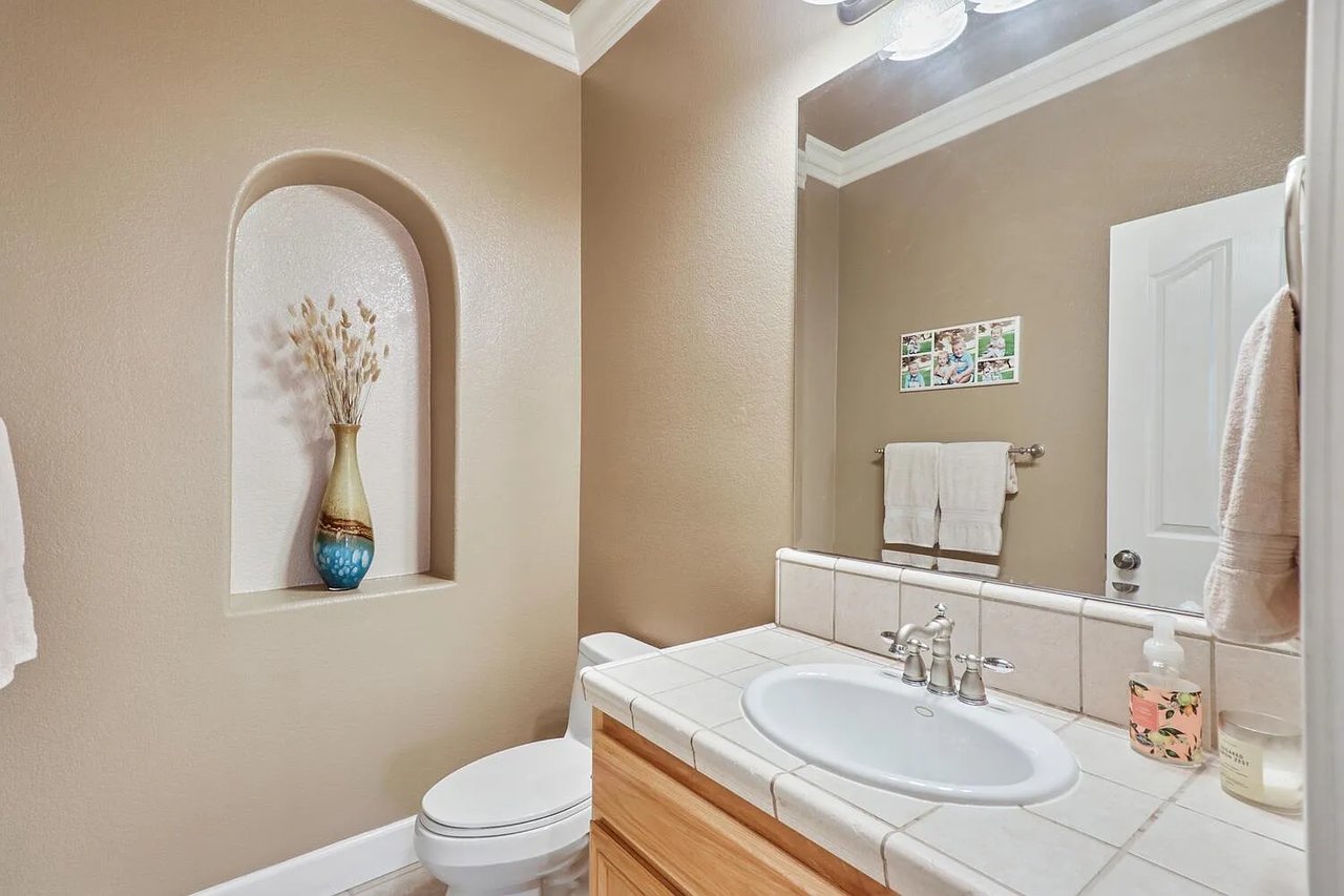 2200 Red Hawk Ct