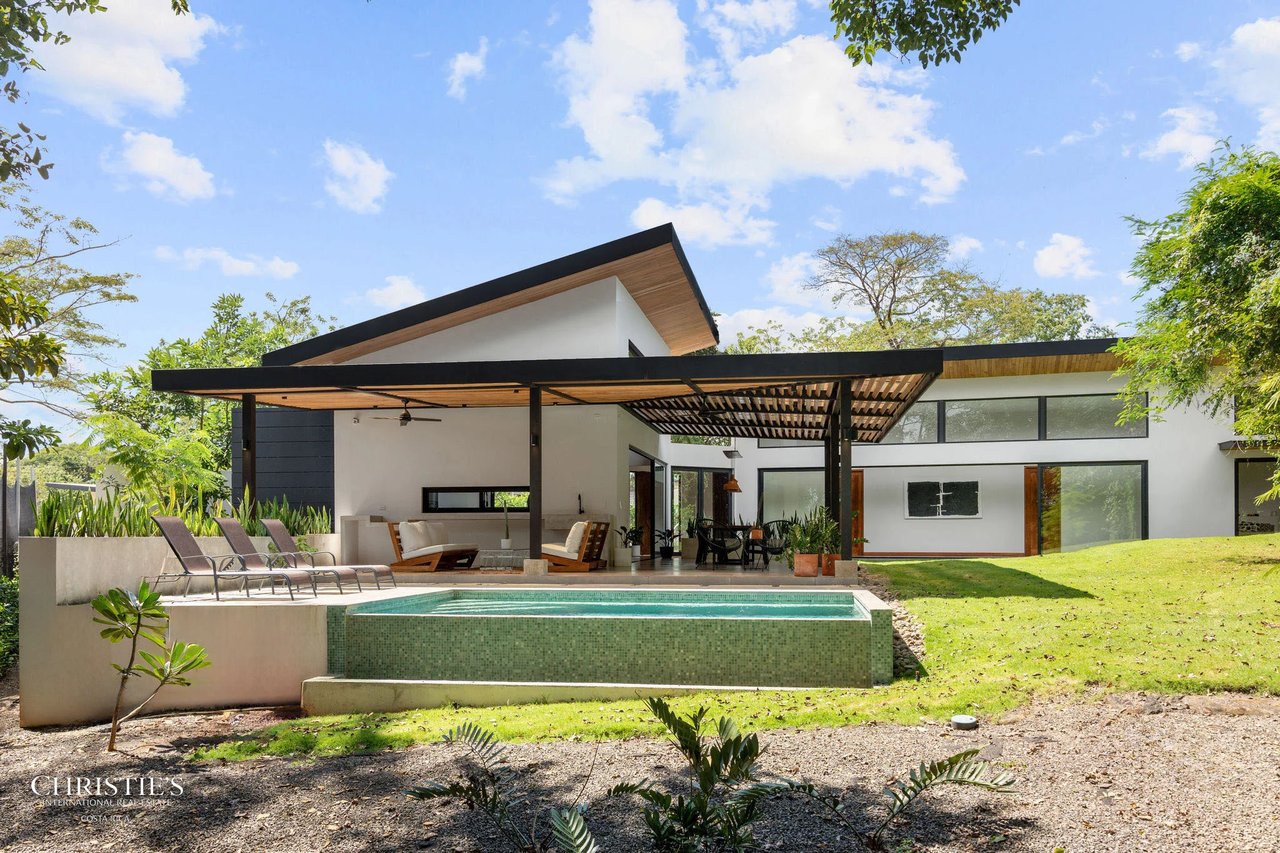 Casa Lola – Contemporary Beachside Oasis in Playa Grande