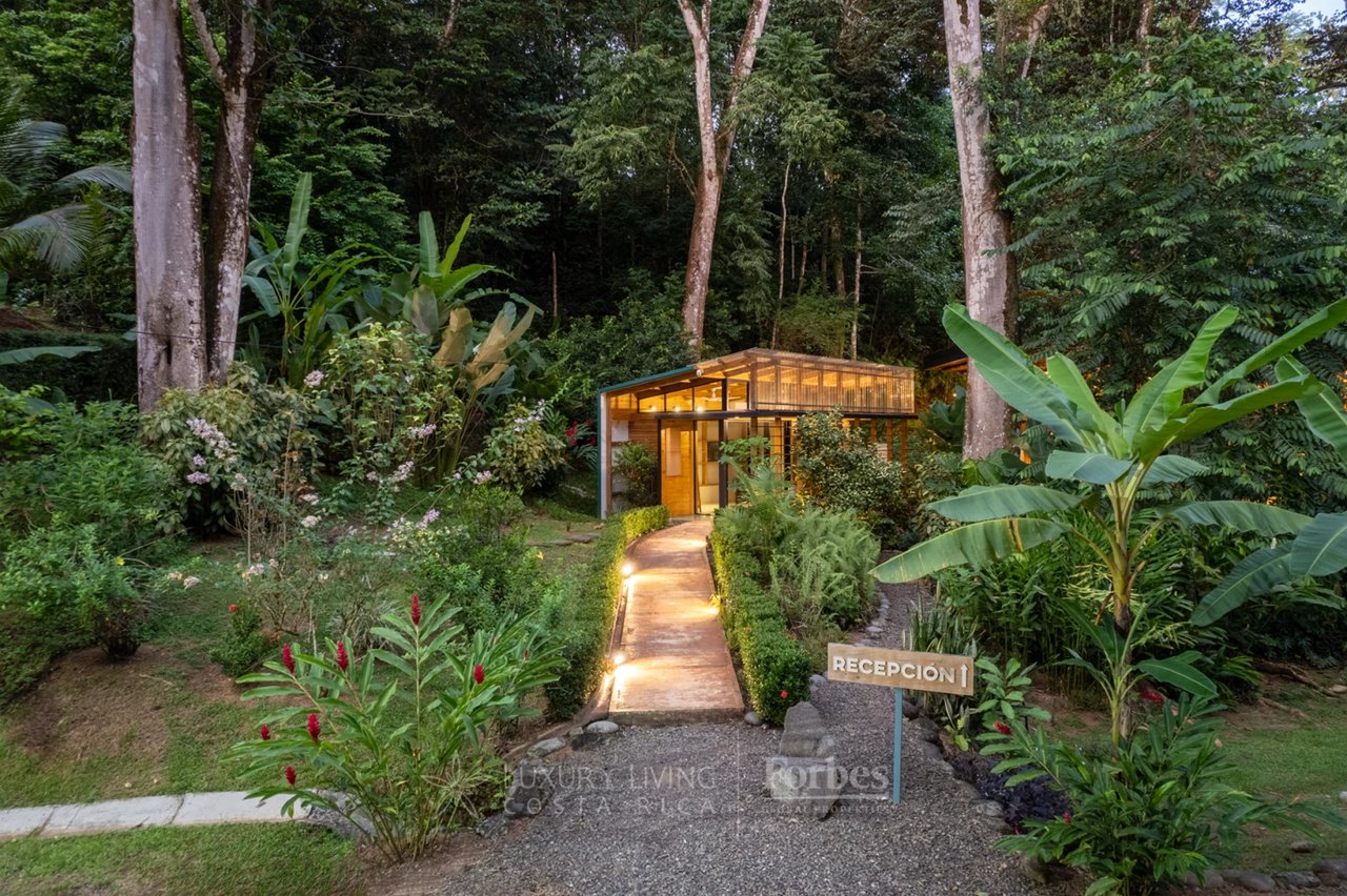 20391 - Property near the beach with hotel or private home potential