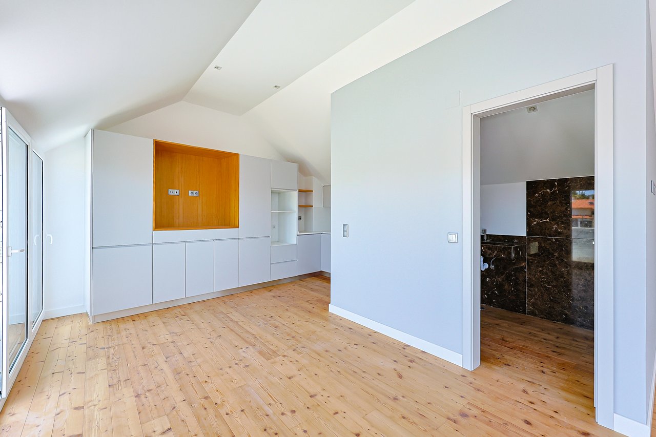 3-BDR Duplex with Sea View, Balcony & Private Lift in Monte Estoril