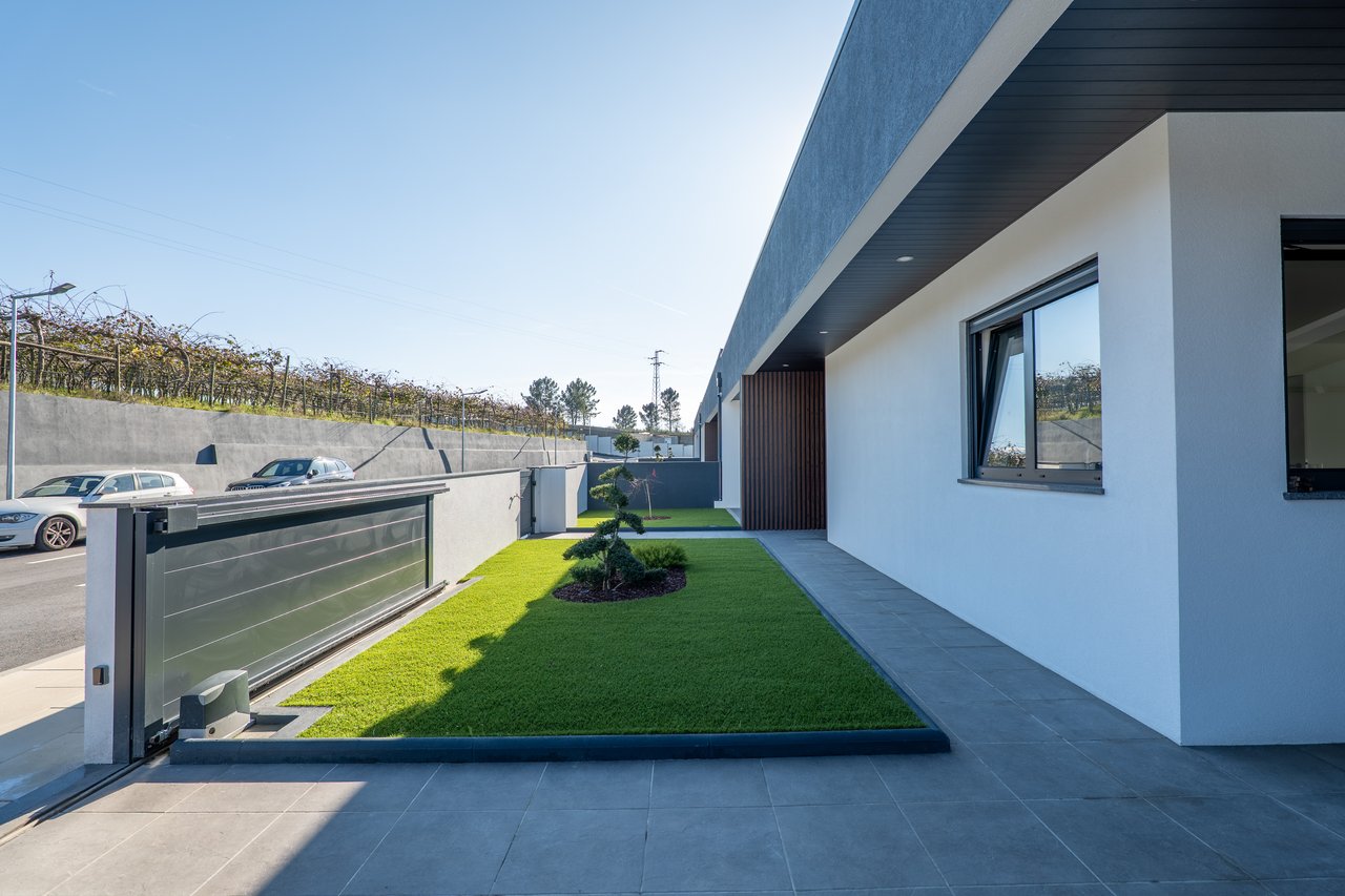 Luxury 3-Bedroom Villa with Private Garage and Expansive Living Area