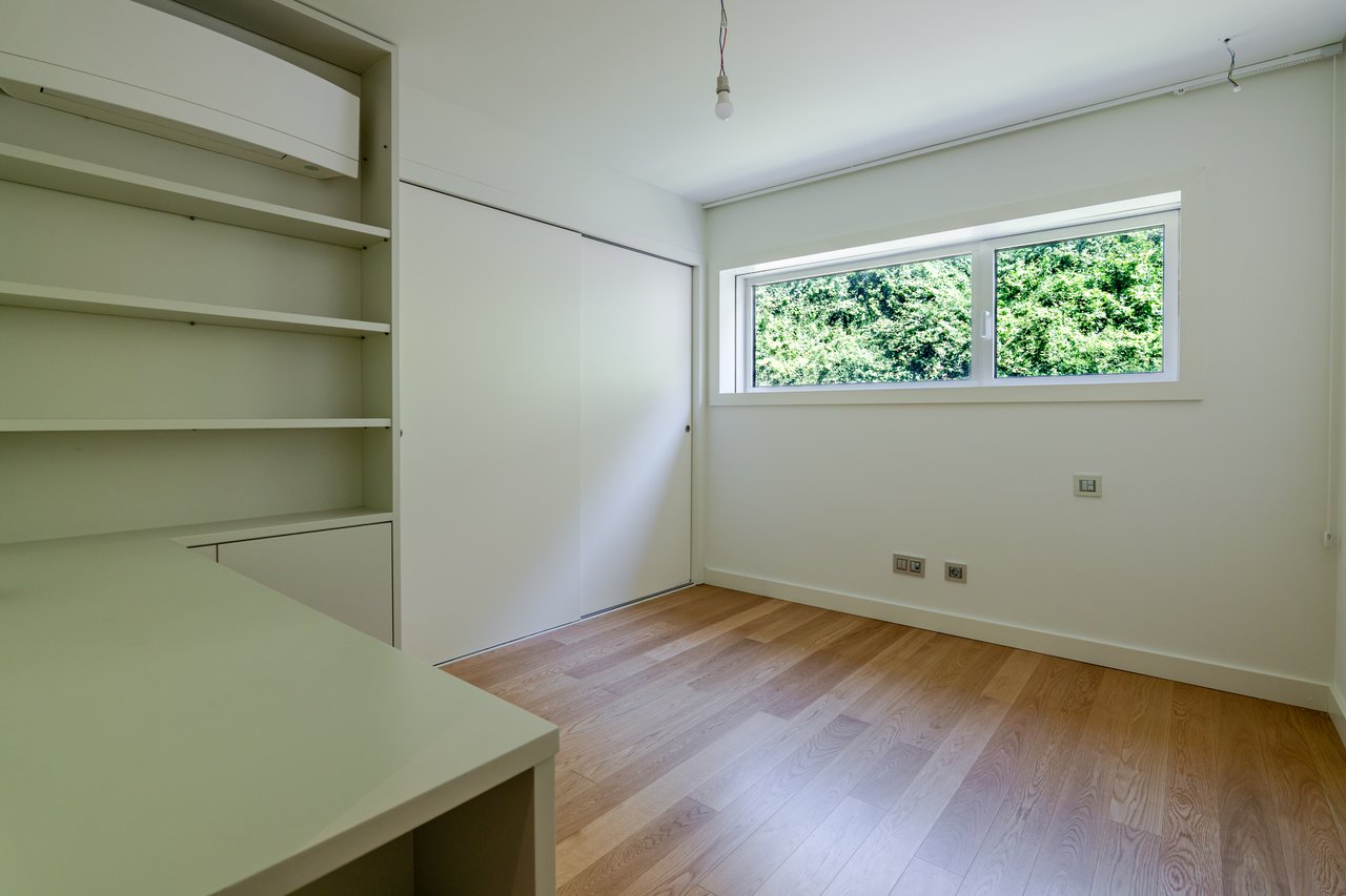 Sophisticated Three-Bedroom Apartment in Porto