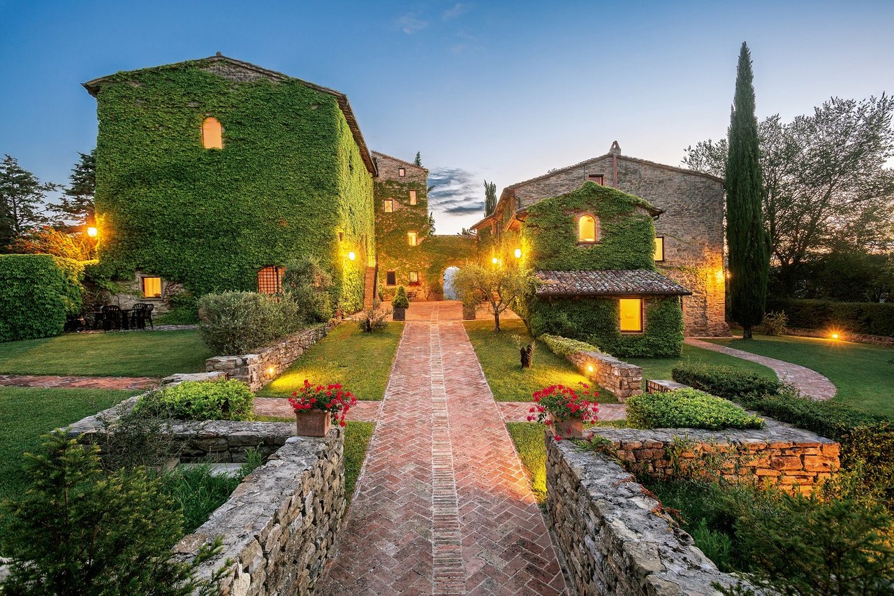 Wide Estate Composed of Houses and Amenities