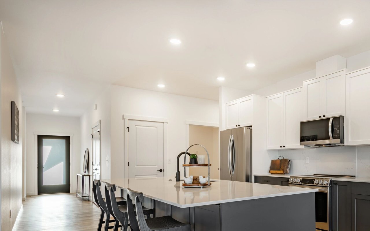 Short-Term Rentals vs. Long-Term Investments: Trends in Property Ownership