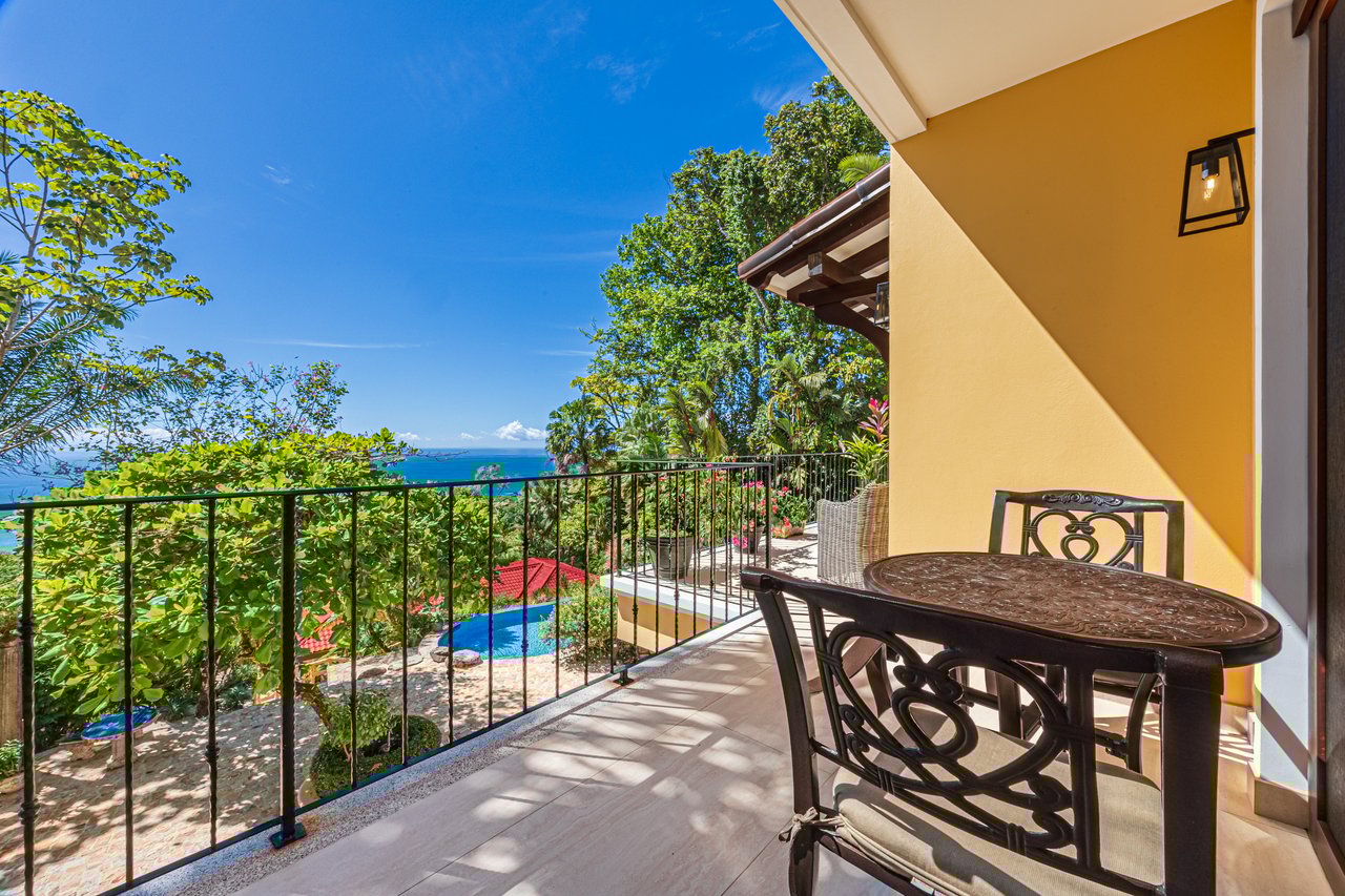 Nido Escondido, Playa Dominical