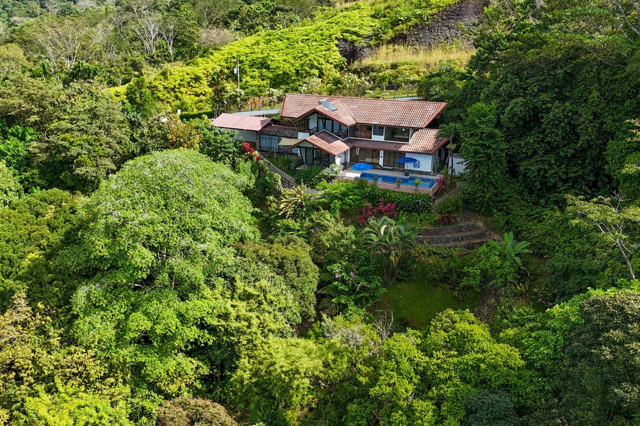 Panoramic Ocean View 4-Bedroom Home with Big Pool & Ample Space to Entertain in Ojochal Costa Rica