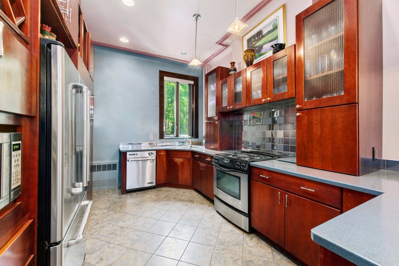 380 Sterling Pl