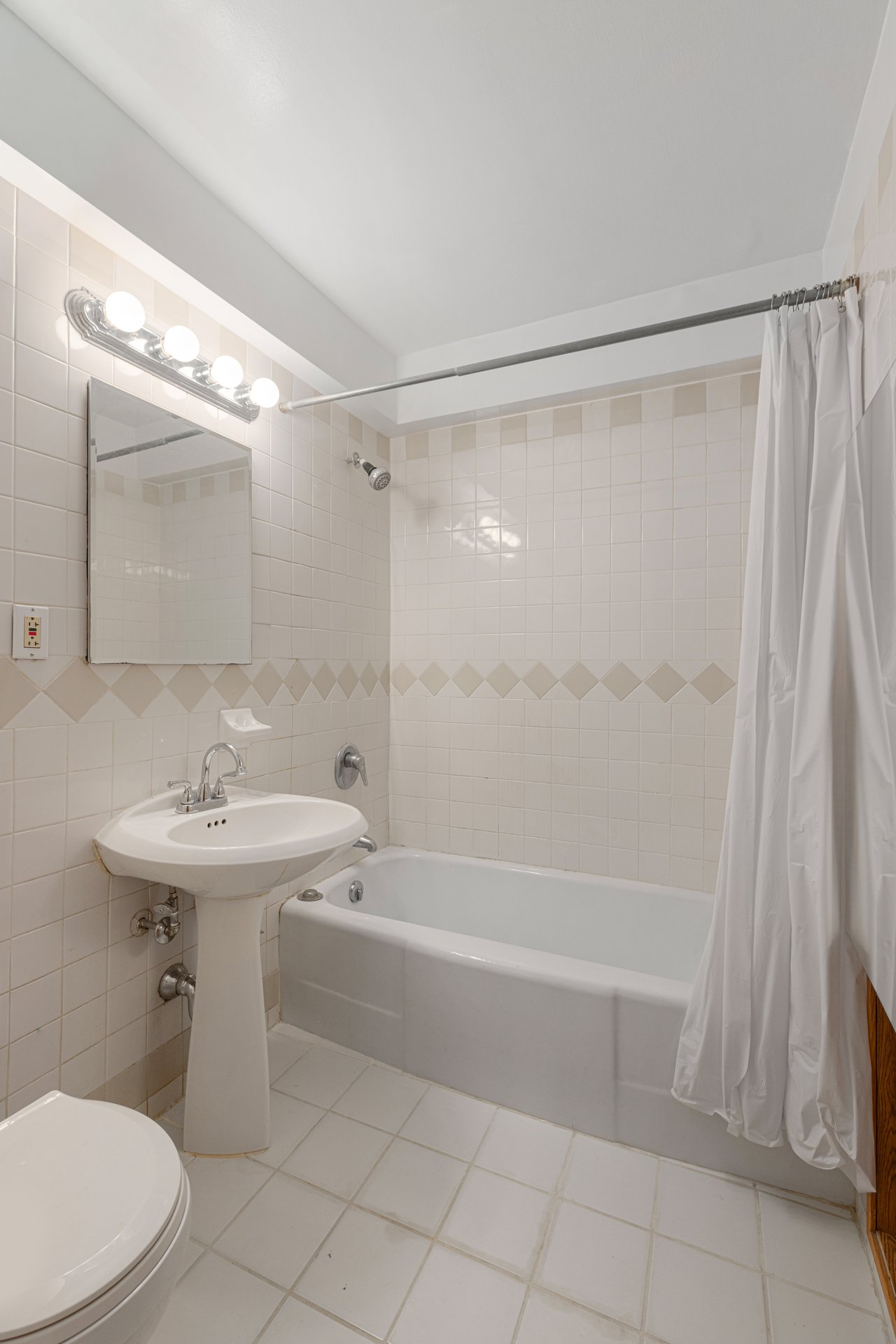 Oversized 1 bedroom, convertible 2 or home office!
