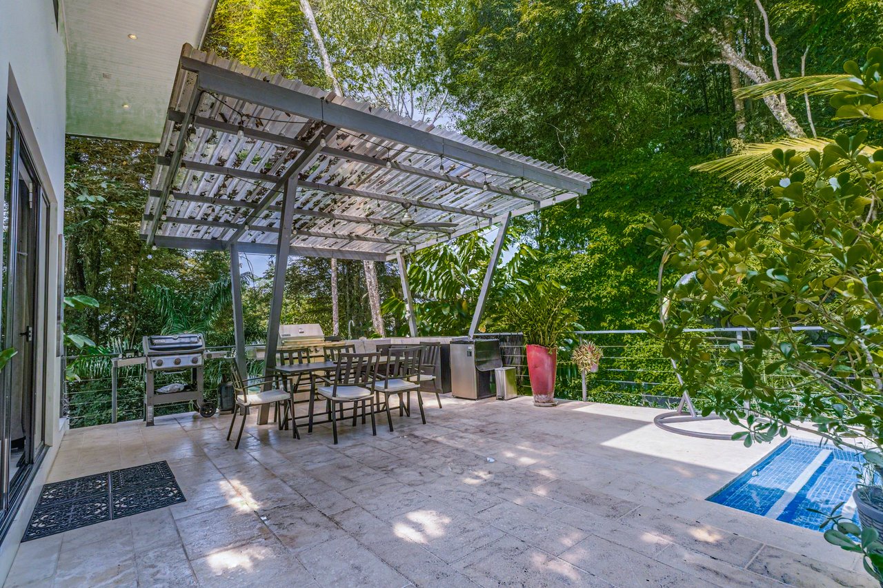 Charming 2 Bedroom Home + Studio located in heart of Uvita 