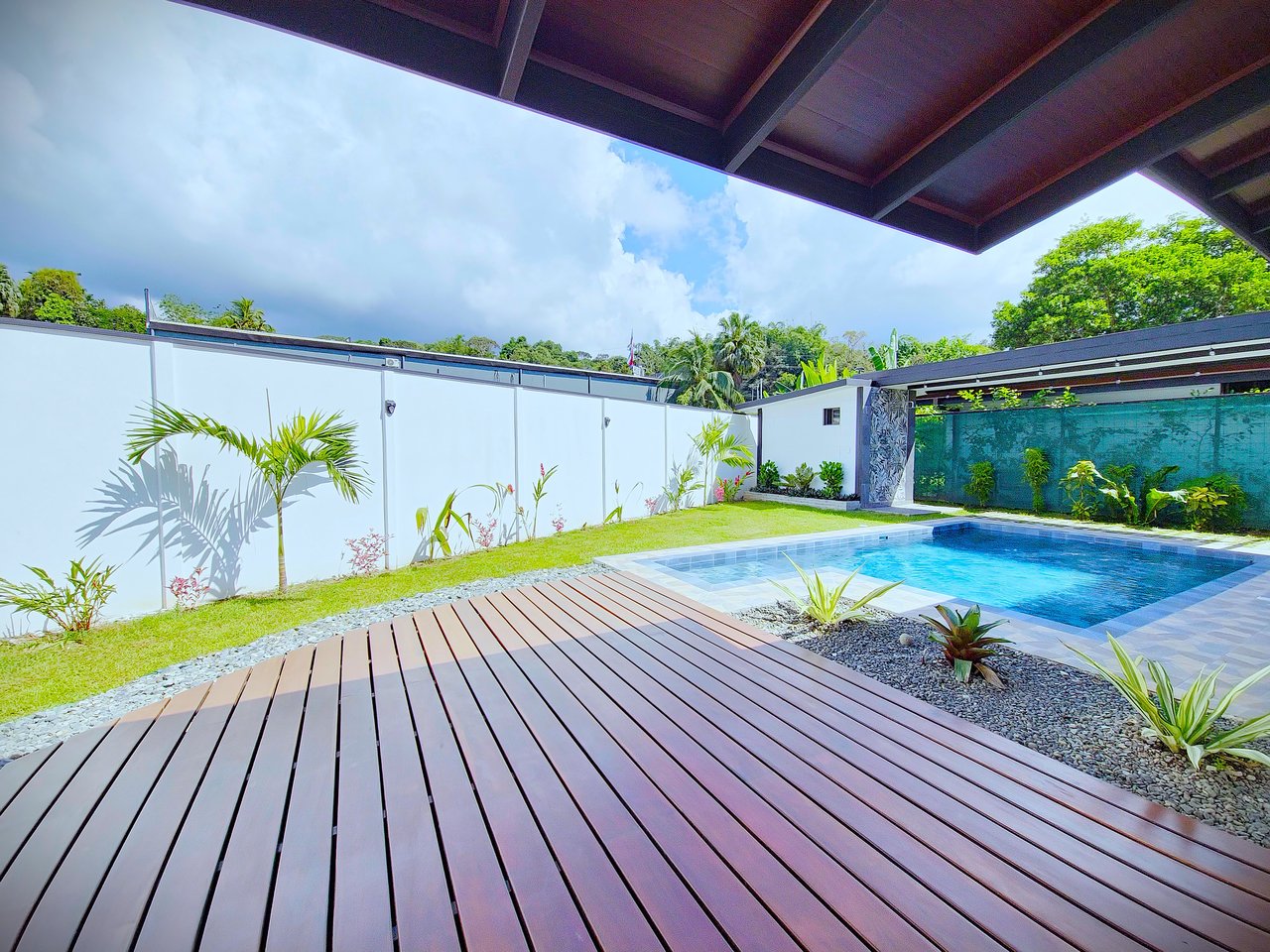 Modern Oasis Near Uvita: Contemporary Living with Pool & Privacy