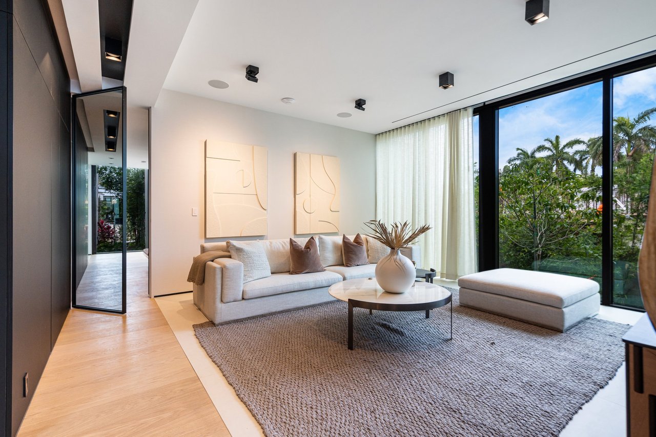 February 2025 | Sabal Development, led by Pascal Nicolai, Finalizes $20.6 Million Sale of Exquisite Venetian Island Estate