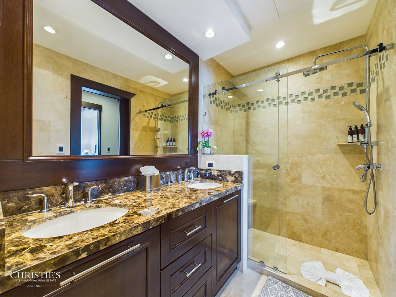 360 - 310 Splendor Penthouse