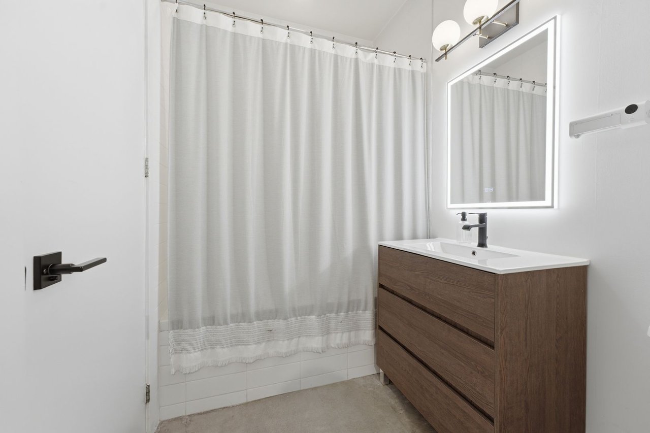 19 Brant St 204