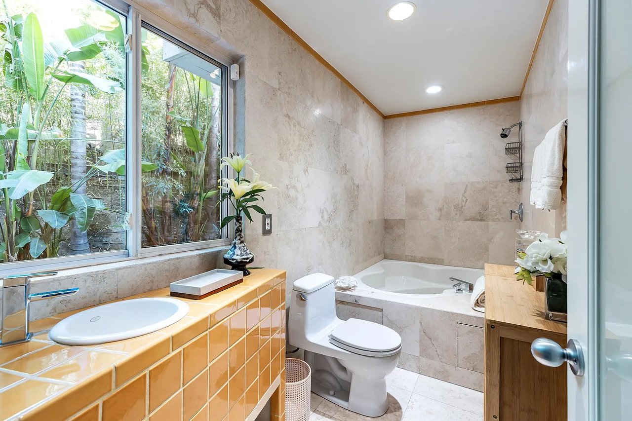 1714 Sunset Plaza Dr