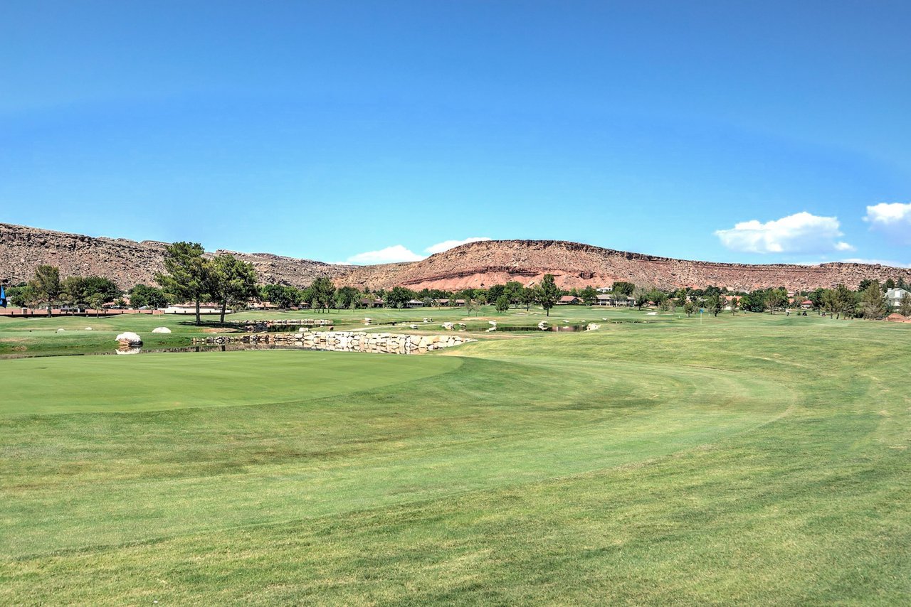 COUNTRY CLUB GOLF COURSE RETREAT