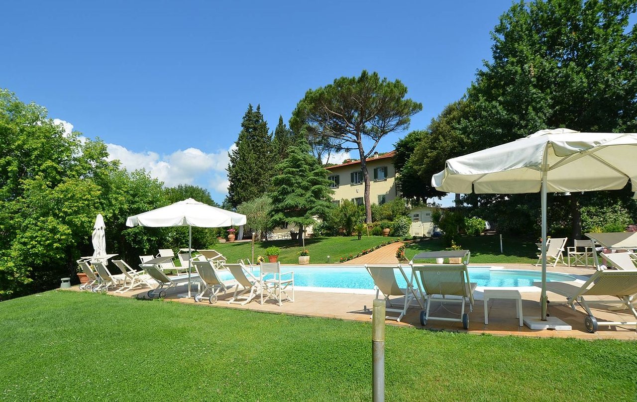 Gorgeous Florence Estate With Saltwater Pool