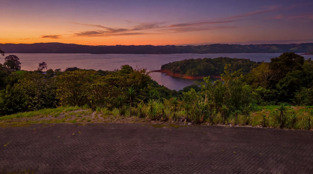 LAKEFRONT LOT - TURTLE COVE - LAKE ARENAL 