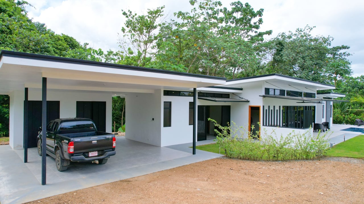 Private Modern Home in Ojochal, Costa Rica with Heated Saltwater Pool & Solar Backup