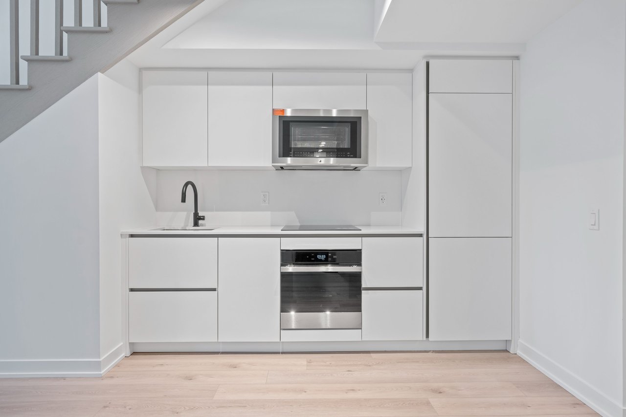 327 King Street W Unit: 306