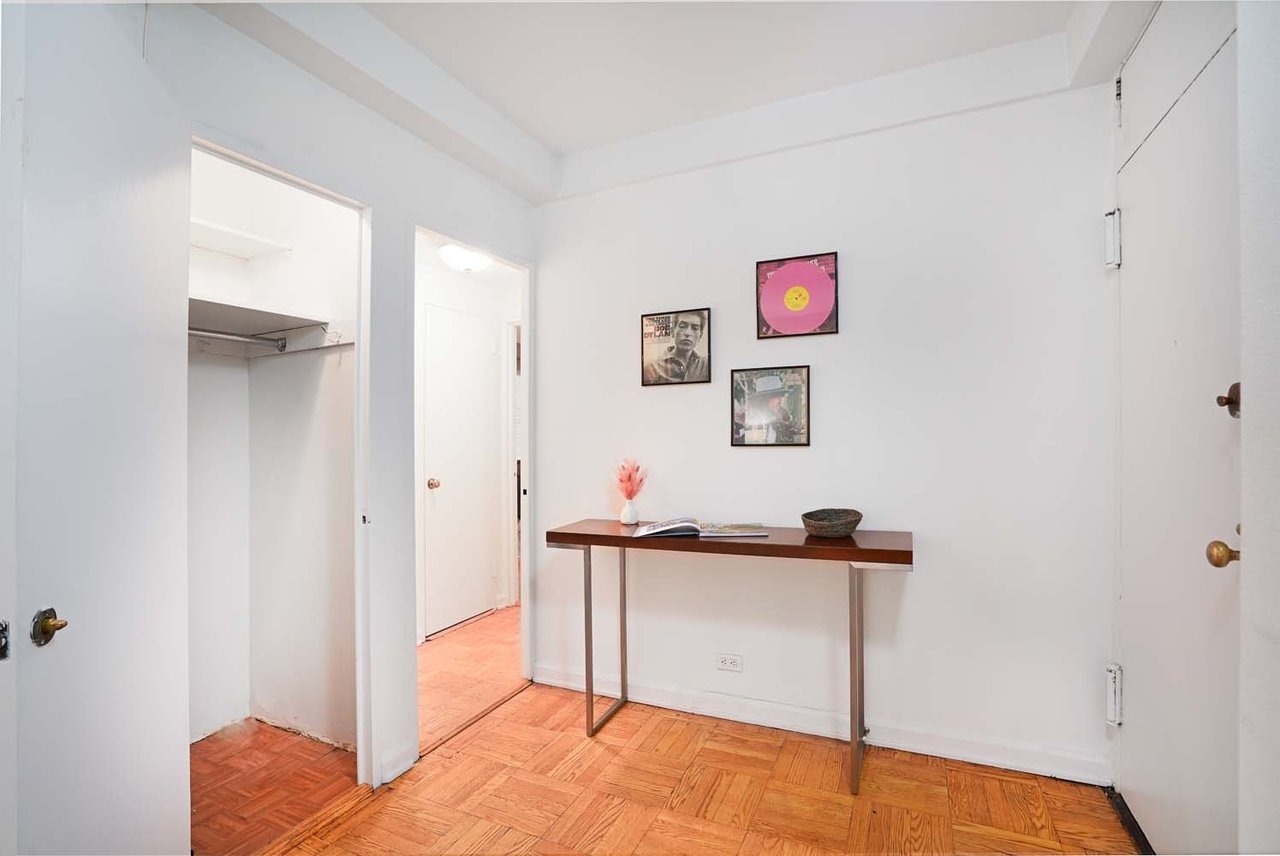  45 East End Avenue, #5J
