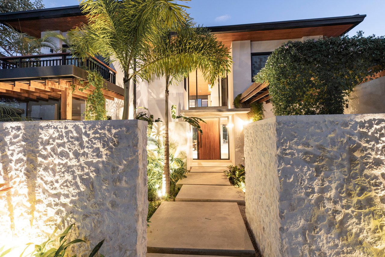 Villa Solana: Modern Luxury Steps from Playa Mansita in Hacienda Pinilla