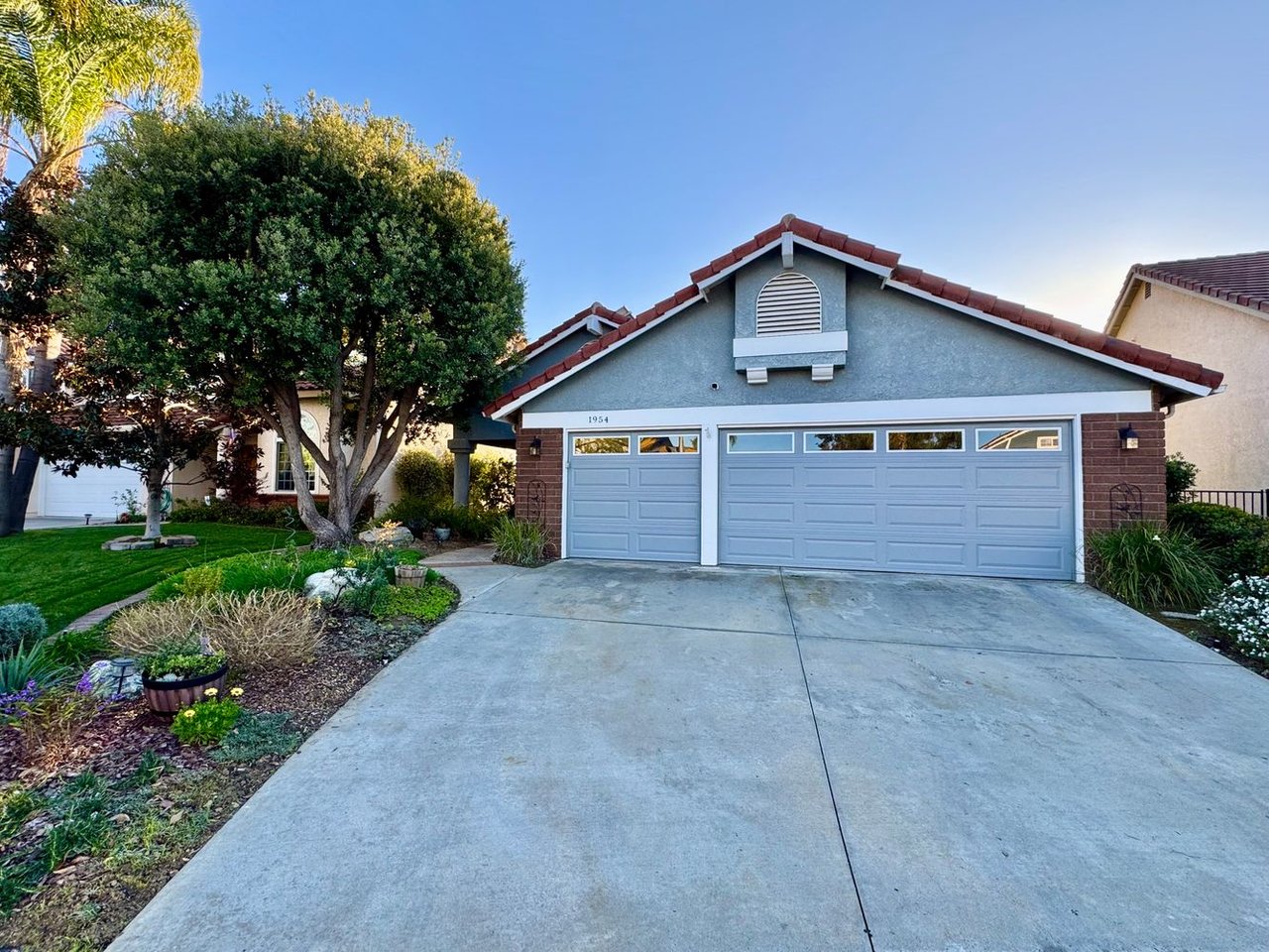 1954 Vineyard Ave
