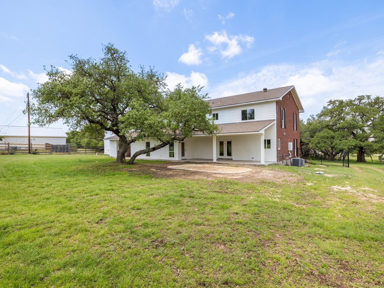 Fully Reimagined Hill Country Retreat w/ Private Guest Apartment + 3-Car Garage