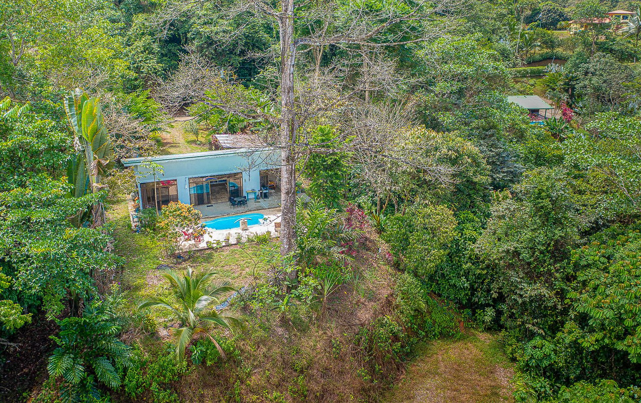 Charming 2-Bedroom Home in Ojochal, right off Finca Marañon, with stunning jungle & mountains views.