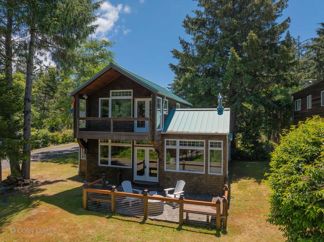Exterior view of the sold coastal home at 290 University Ave in Manzanita, Oregon
