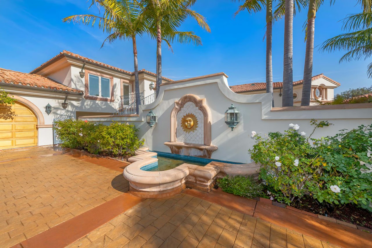 7052 Dume Dr