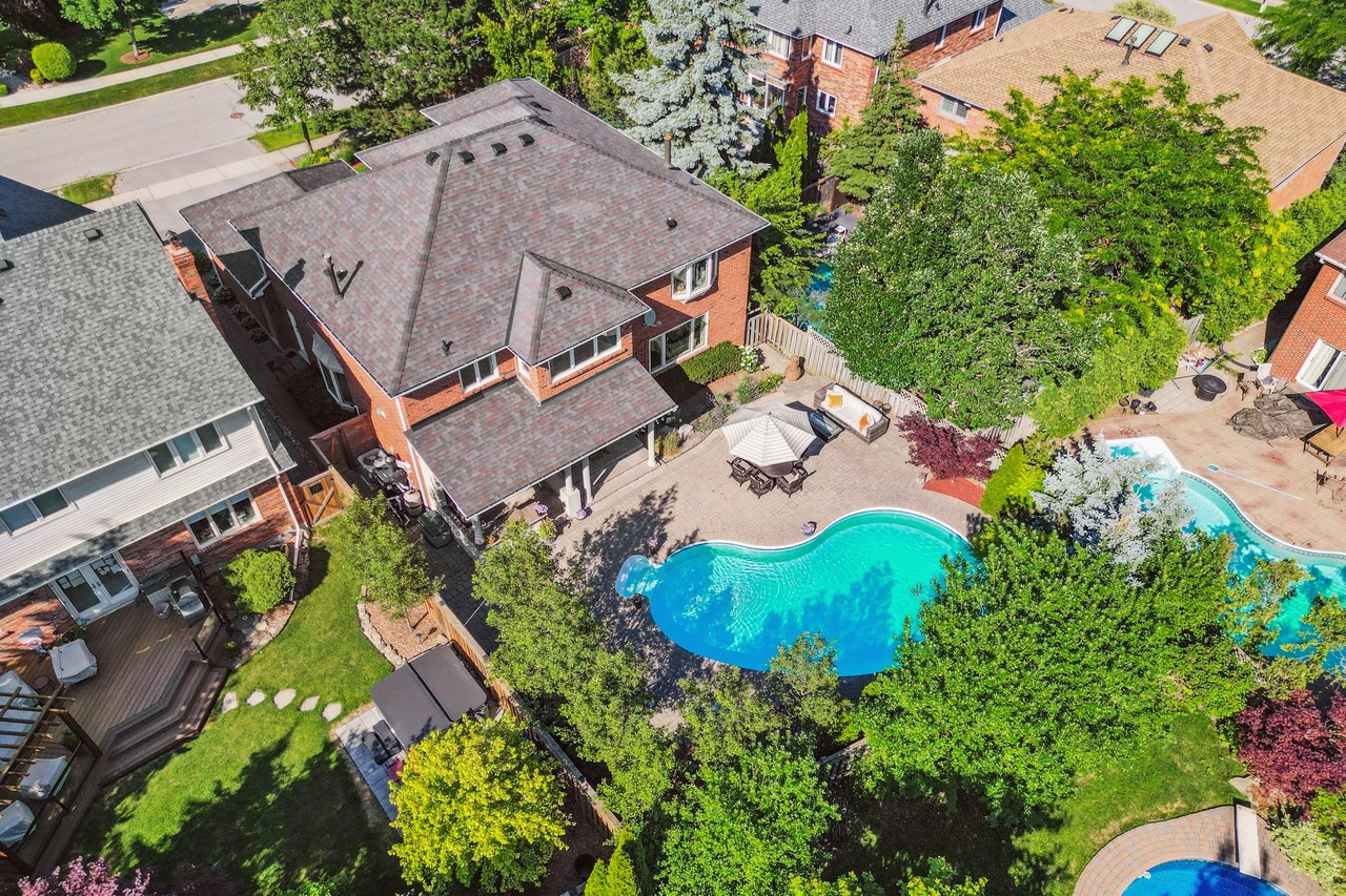 Prestigious Glen Abbey living with a backyard made for summer