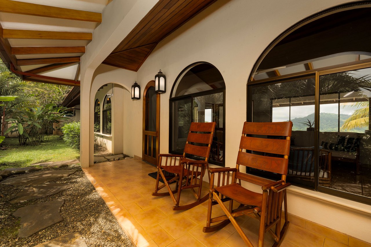 OCEAN AND MOUNTAIN VIEW 3 BEDROOM HOME WITH POOL IN LAGUNAS